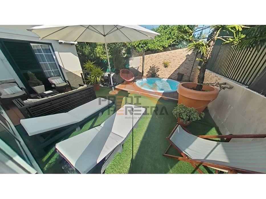 Moradia T3, com garagem para uma viatura, terraço e jacuzzi, situad...