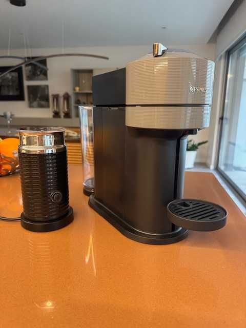 Máquina de café Nespresso Vertuo Next Darke Grey e Aerocino Negro.