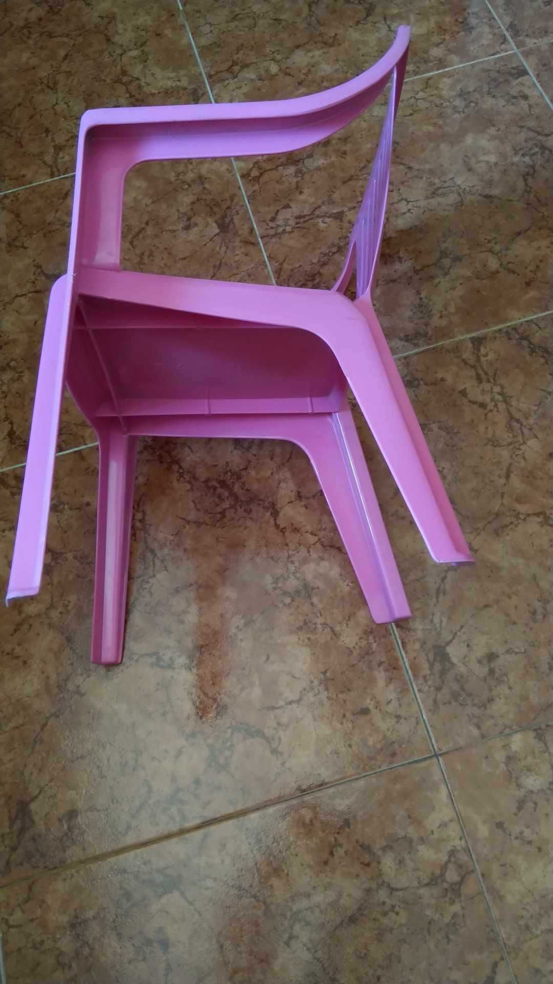 Cadeira rosa plastico