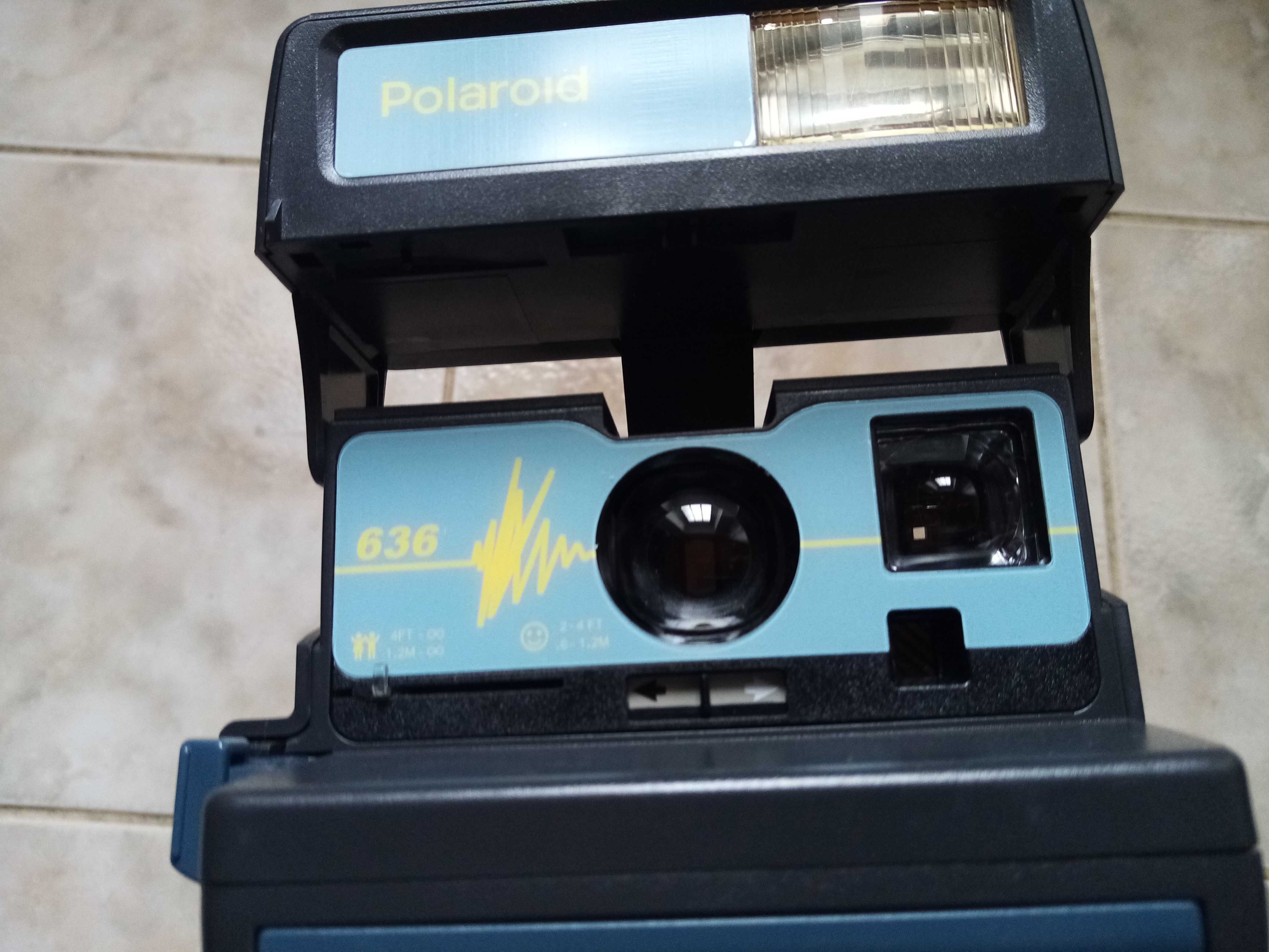 Camera Polaroid ainda com caixa original e manual de instruções.