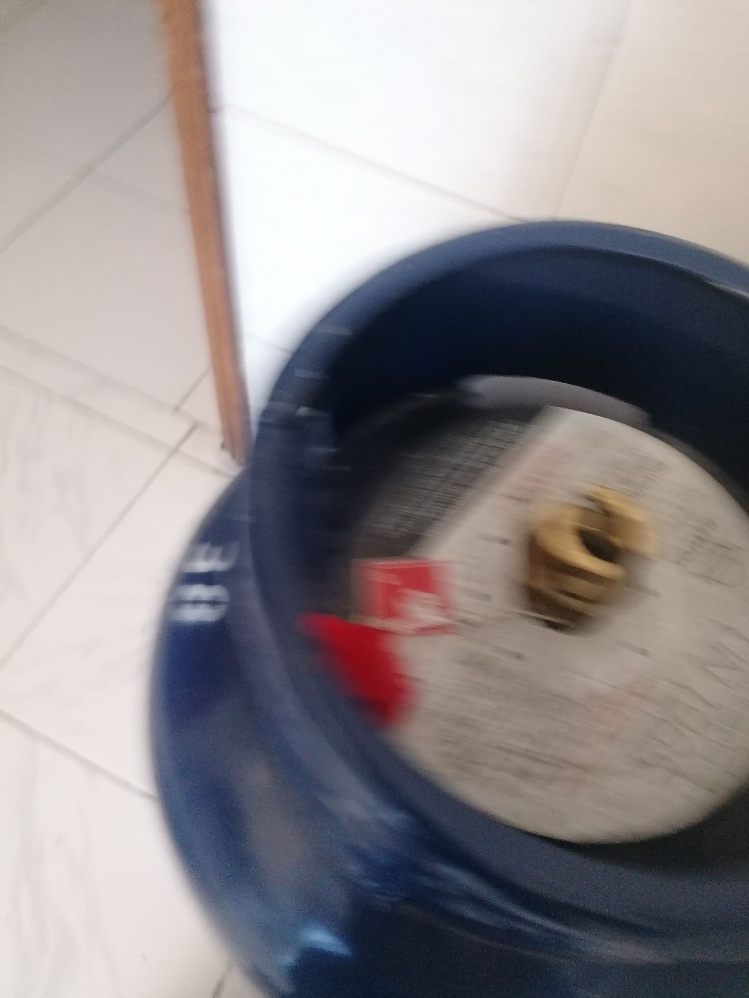 Vasilhame de gaz com redutor para desocupar