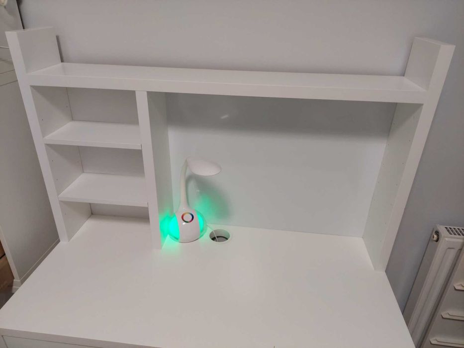 Biurko IKEA MICKE z nadstawką z tablicą magnetyczną i lampą led