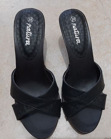 Sandálias pretas com pequeno salto alto