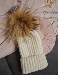 Zimowa czapka z pomponem jenot  biała kremowa