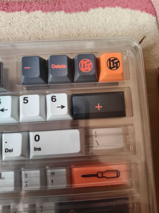 LinusTechTips стилізований набір keycaps для кастомних клавіатур