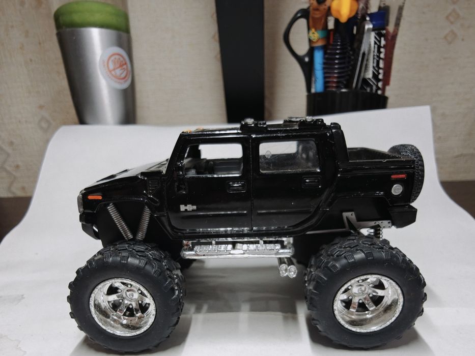 Машинка модель 2005 Hummer H2 SUT Kinsmart 1/40