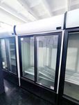 Холодильна вітрина  бв 1300л для напоїв десертів квітів продуктів