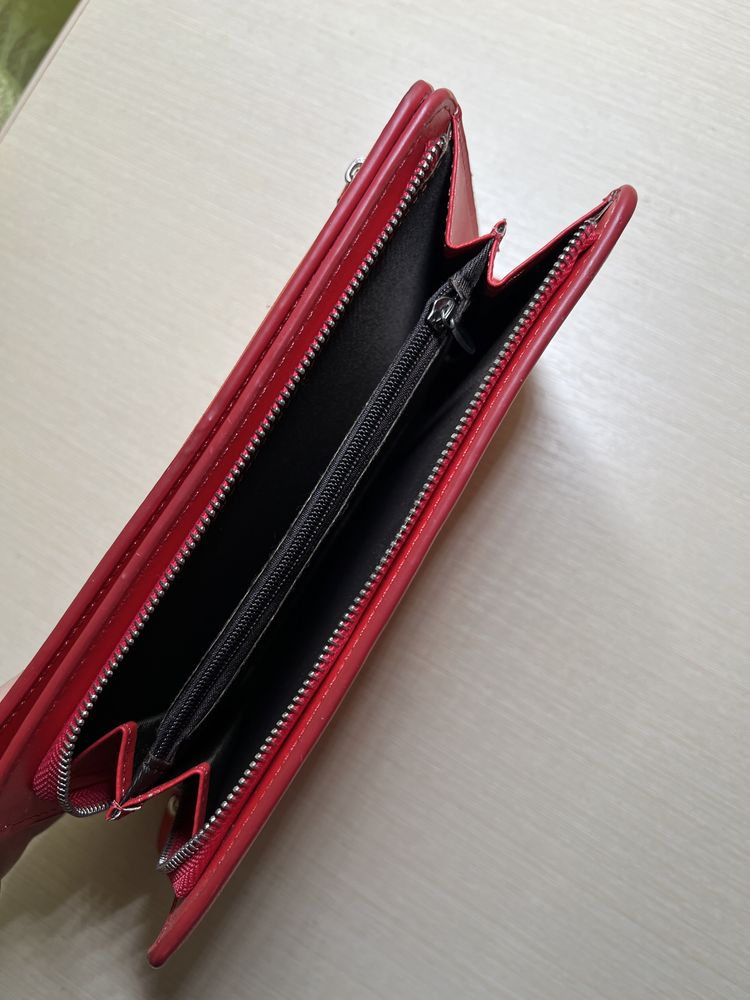 червоний гаманець