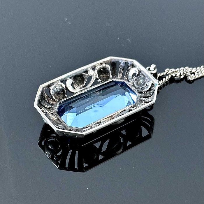 Srebrna przywieszka z Akwamarynem z około 1900r. srebro próby 835