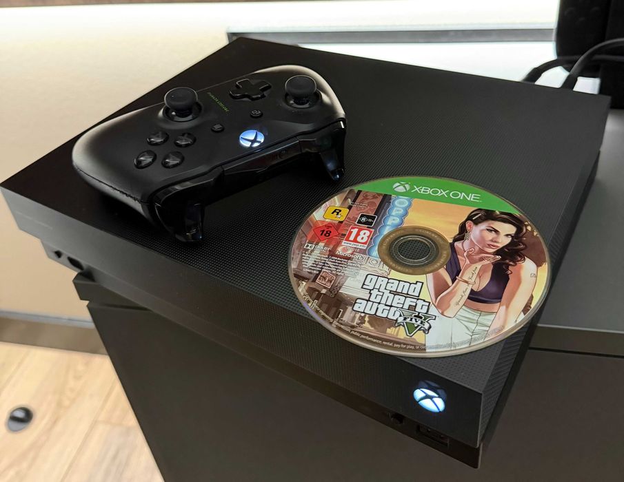 (Відмінний стан) Xbox One X Progect Scorpio + GTA 5 + Геймпад + Кабелі