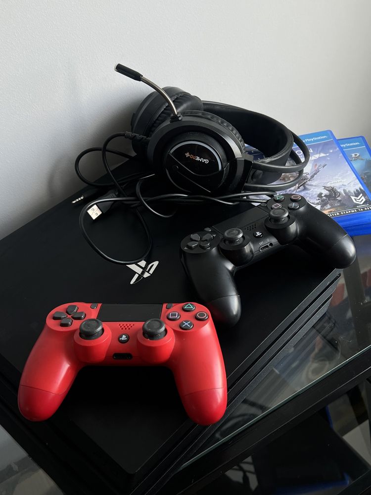 СРОЧНО продам PlayStation 4 Pro 1 Tb + 2 джойстика и наушники