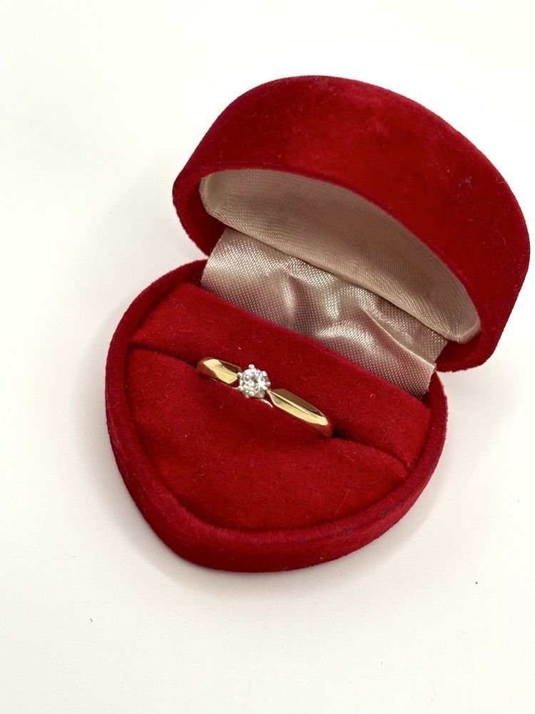 Złoty pierścionek z brylantem 0,14ct zaręczynowy