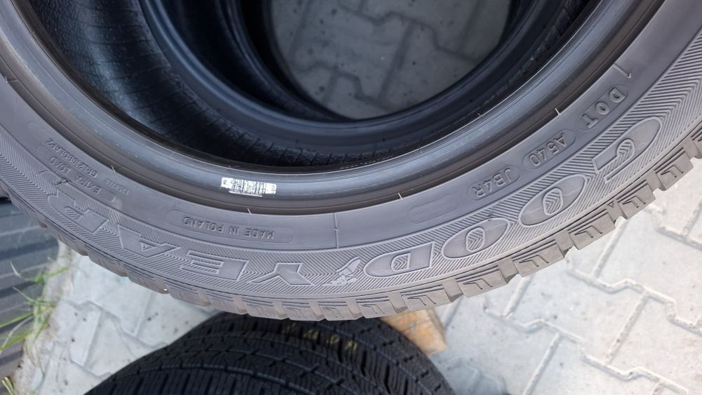225/50/17 GoodYear Vector4season(S]