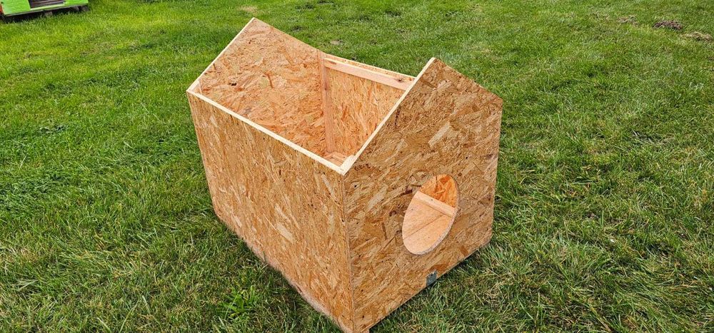 Buda ocieplana dla dużego psa (Bernardyna, Owczarka)