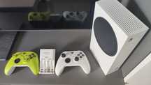 Xbox Series S + 2 pady