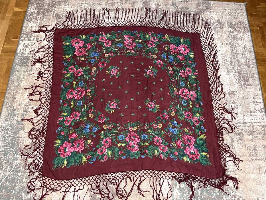 Бордова велика хустка з китицями