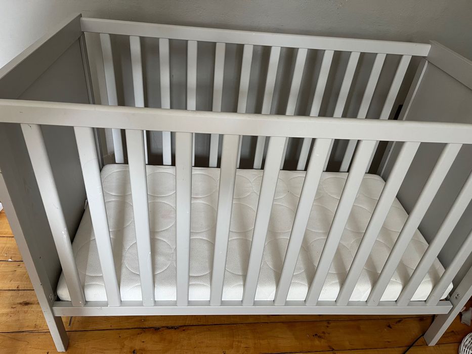 Łóżeczko z materacem szare ikea