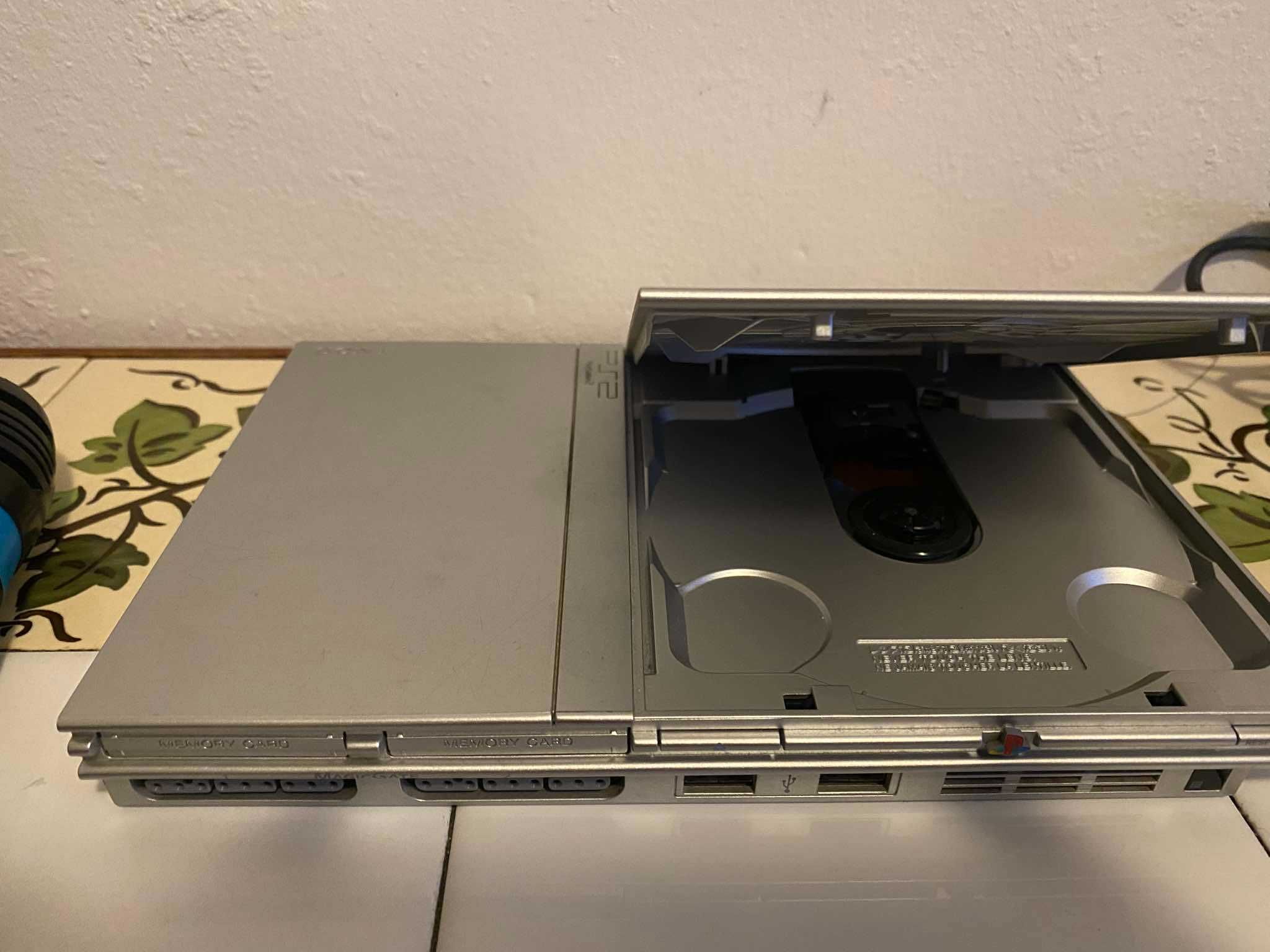 Playstation2 com cabos, comando, jogos e microfone
