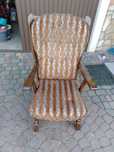 Elegancki drewniany fotel