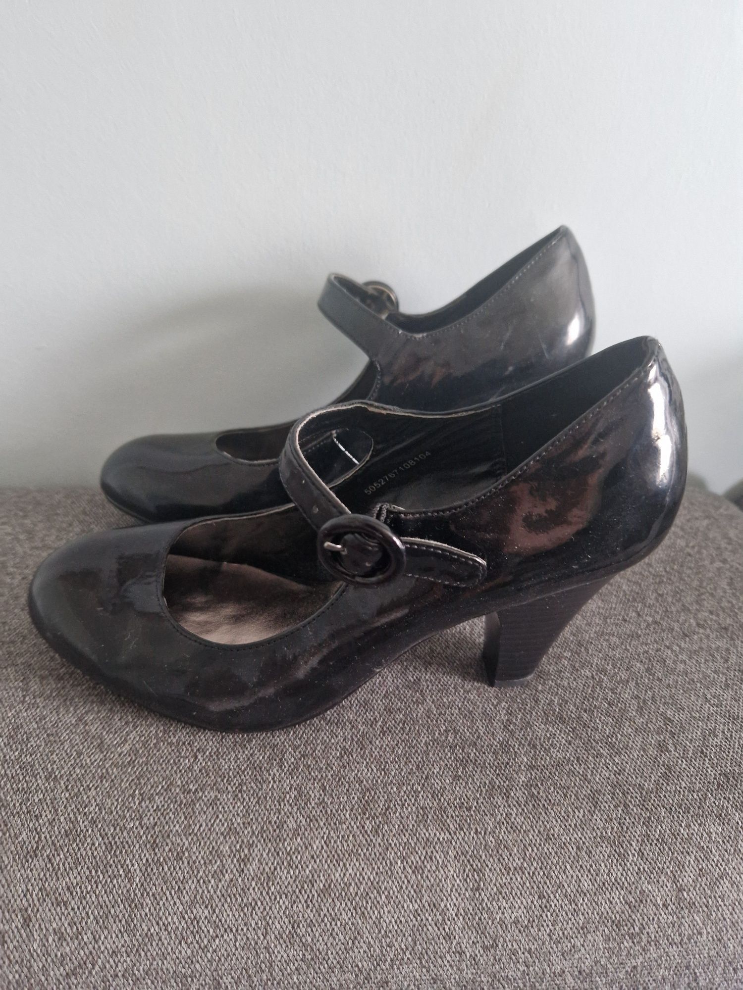 Buty lakierki na obcasie