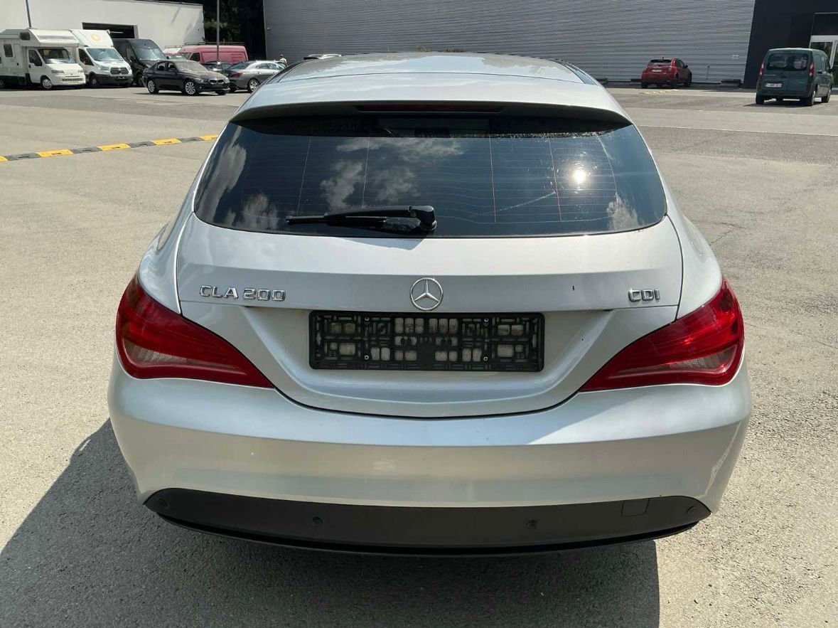 Mercedes-Benz  cla200