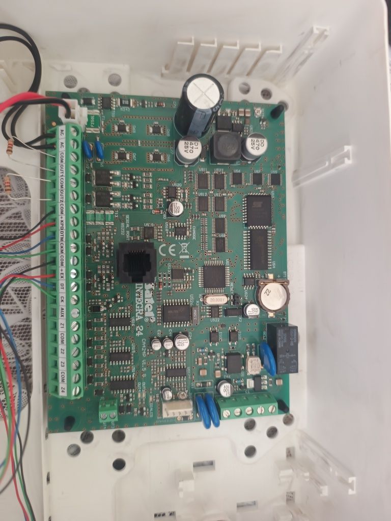 Satel Integra 24 manipulator INT-KLCD moduł CA64E