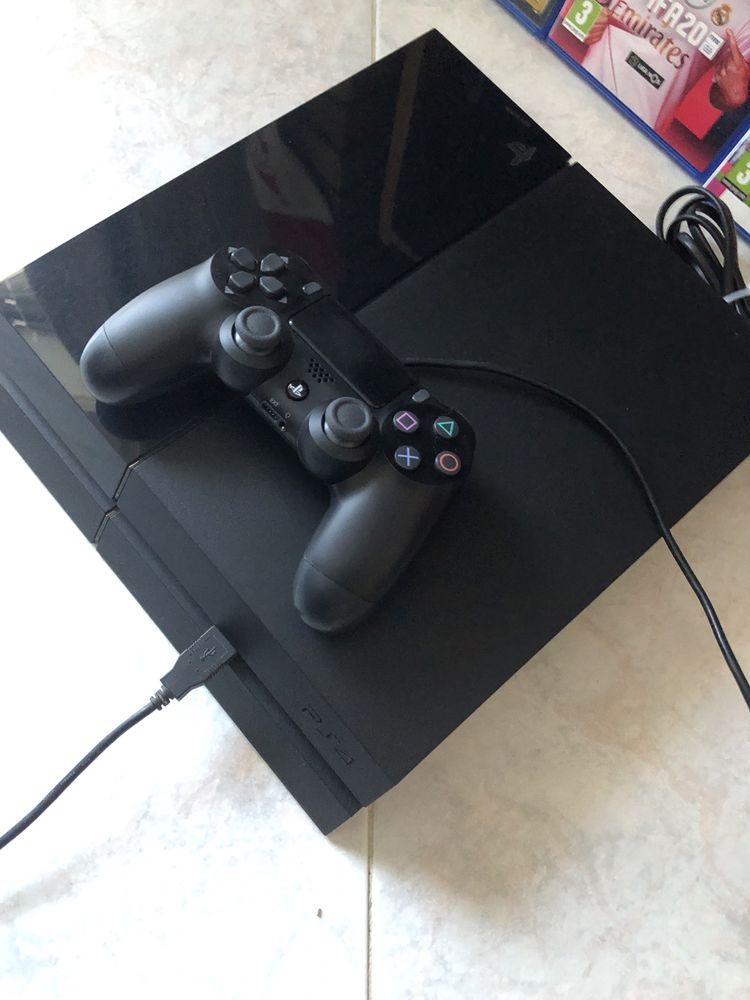 Consola PS4 c/comando original