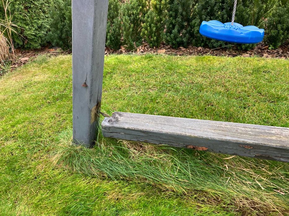 Domek ogrodowy ze zjeżdżalną, piaskownicą i huśtawkami