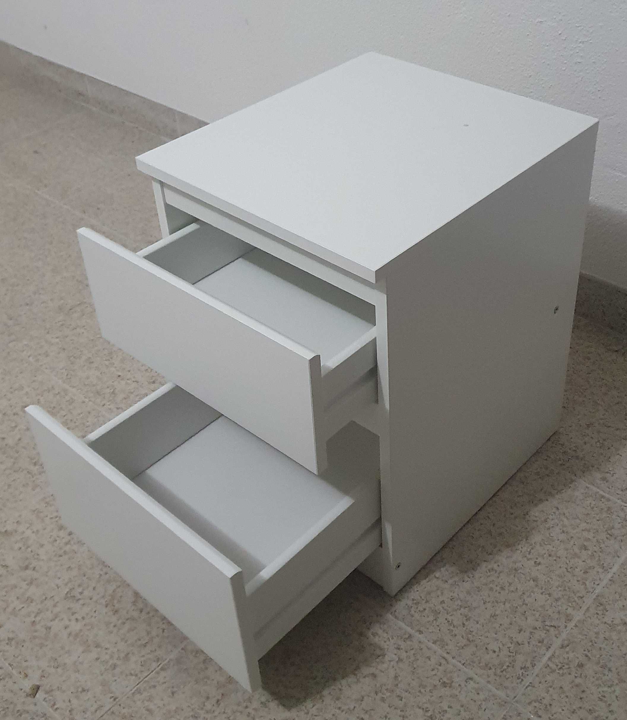 Mesa de Cabeceira Branca com 2 Gavetas–Compacta,Funcional. Bom Estado.