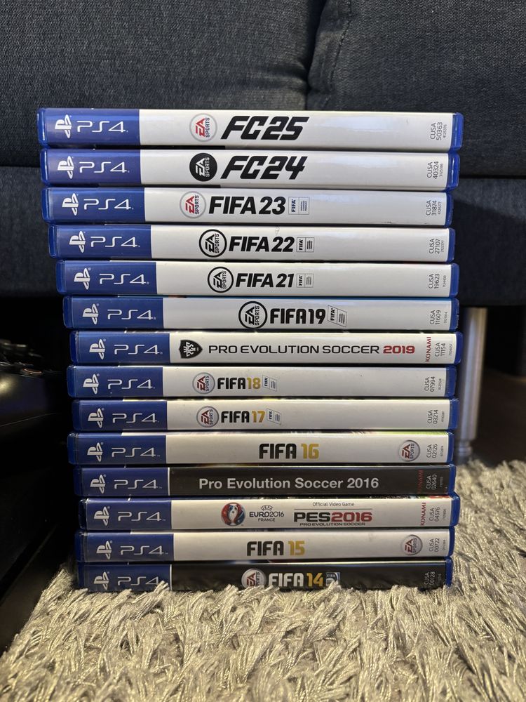 Konsola ps4 z grami, kablami i padami