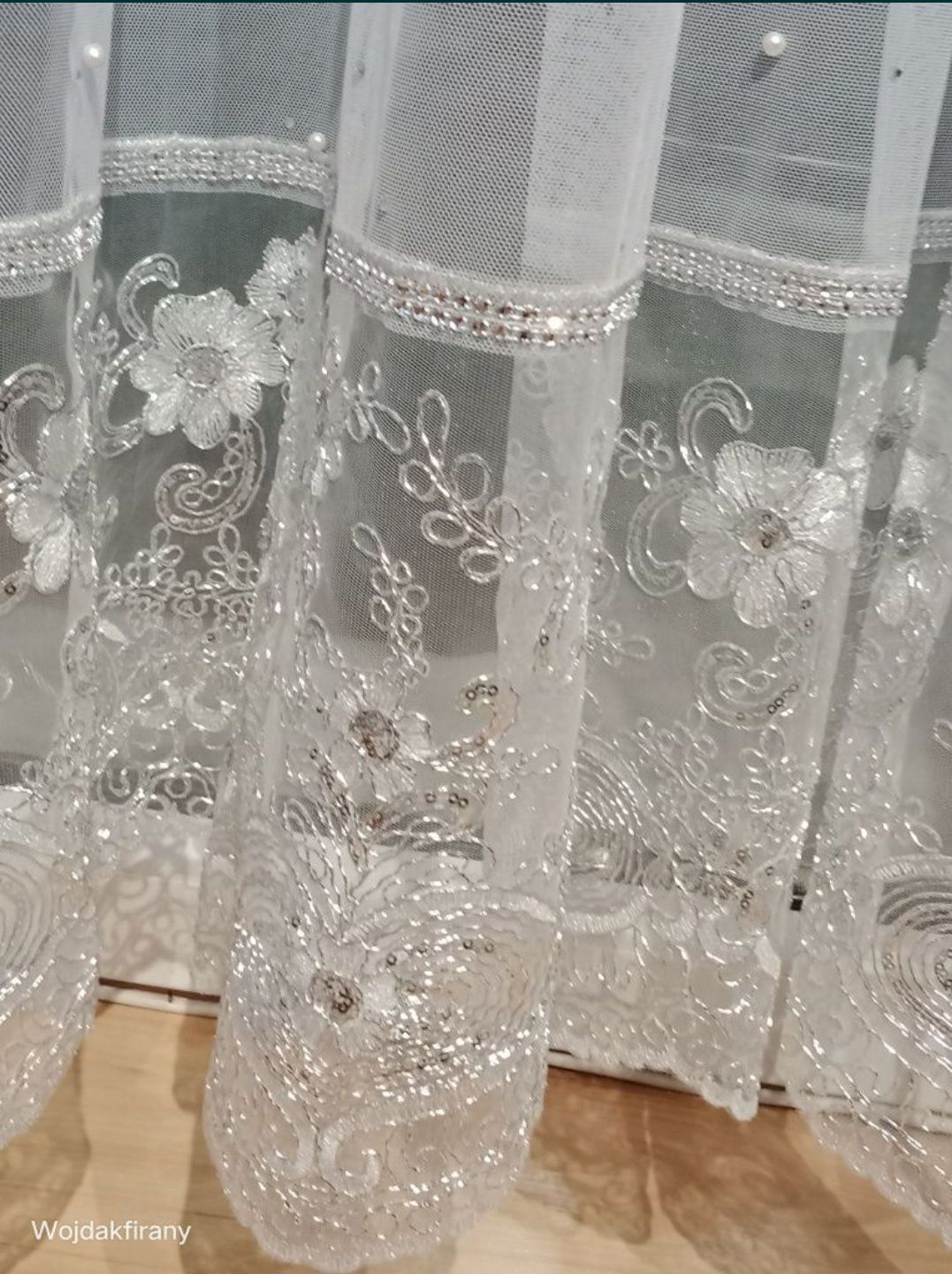 Firanka z perełkami srebrną gipiurą 400x220