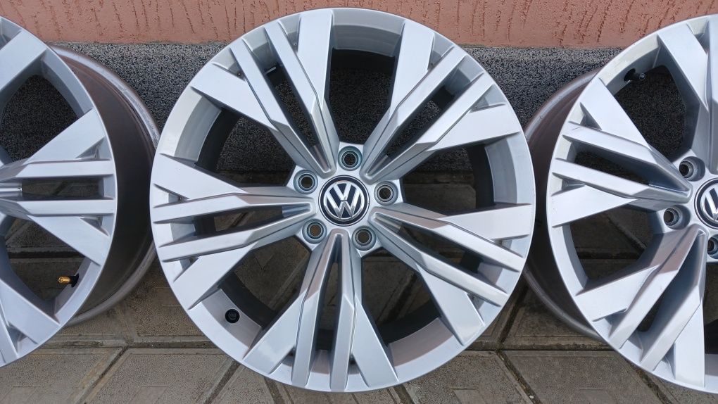 Оригінальні диски титани VW Passat B8 Alltrak 5/112 R17 vag