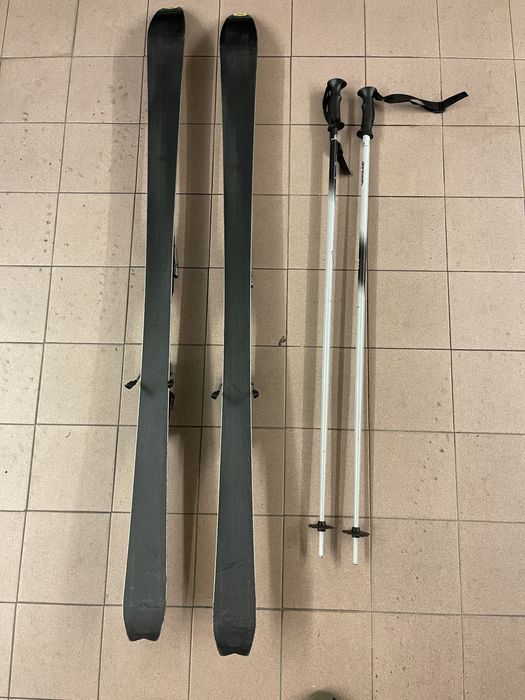 Skis usados Rossignol e Salomon com bastões.