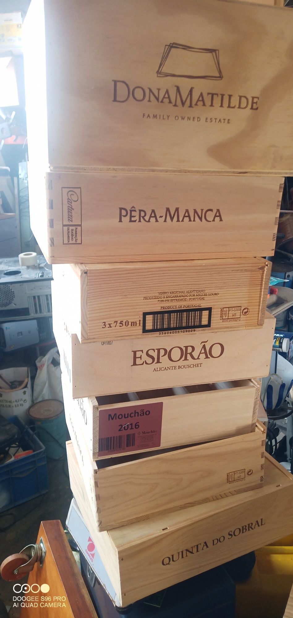 Caixas de vinhos em madeira