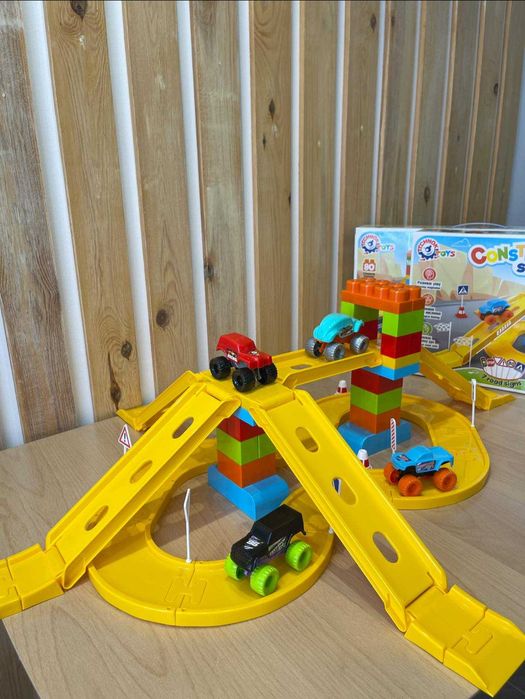 Трек, спуск, конструктор і 4 машинки у одному наборі