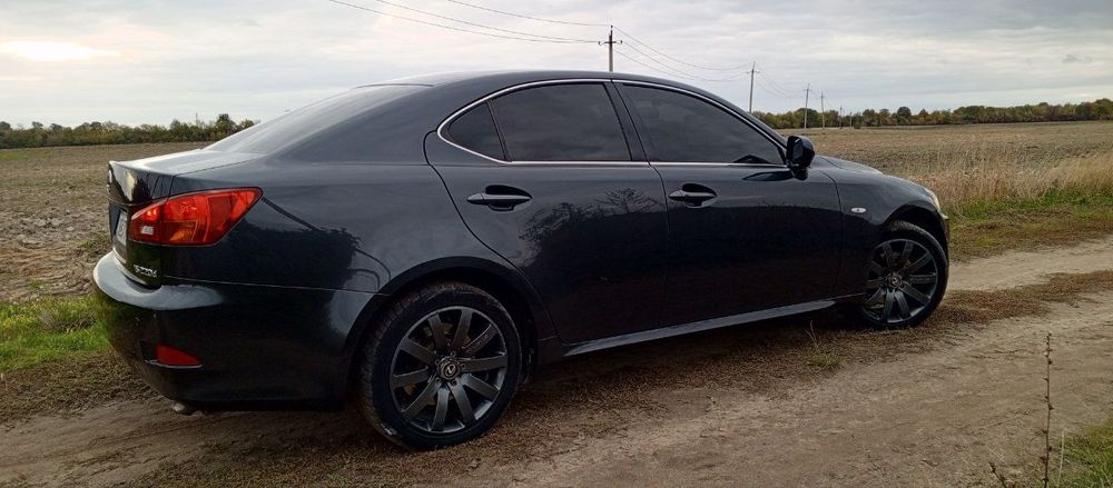 Продам Lexus is 220