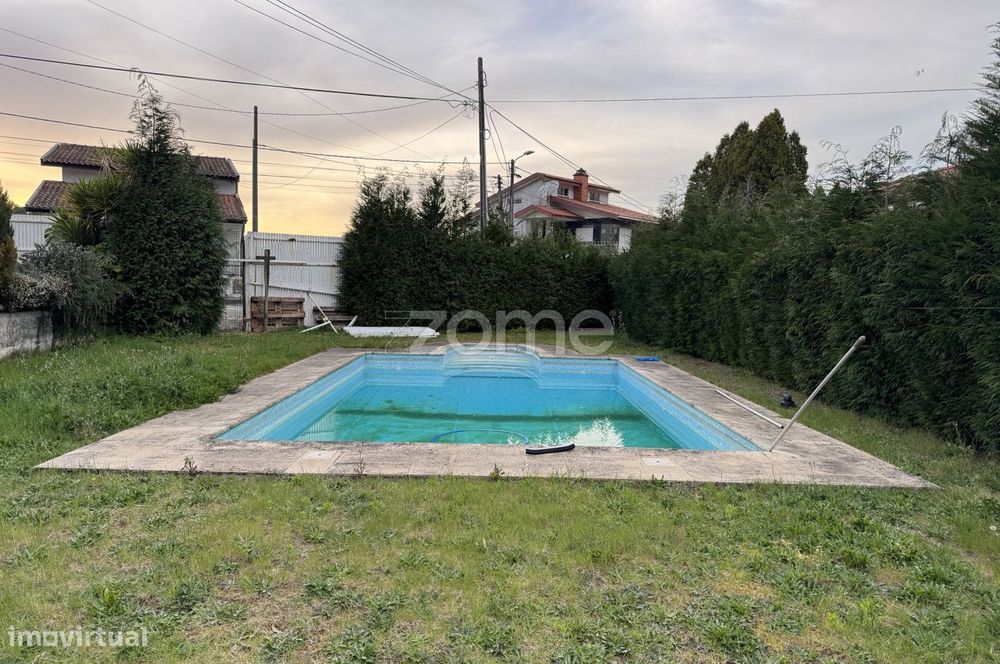 Terreno Urbano com Piscina, para Venda