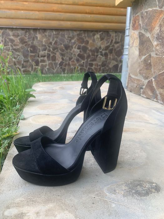 Босоніжки на каблуку Bershka