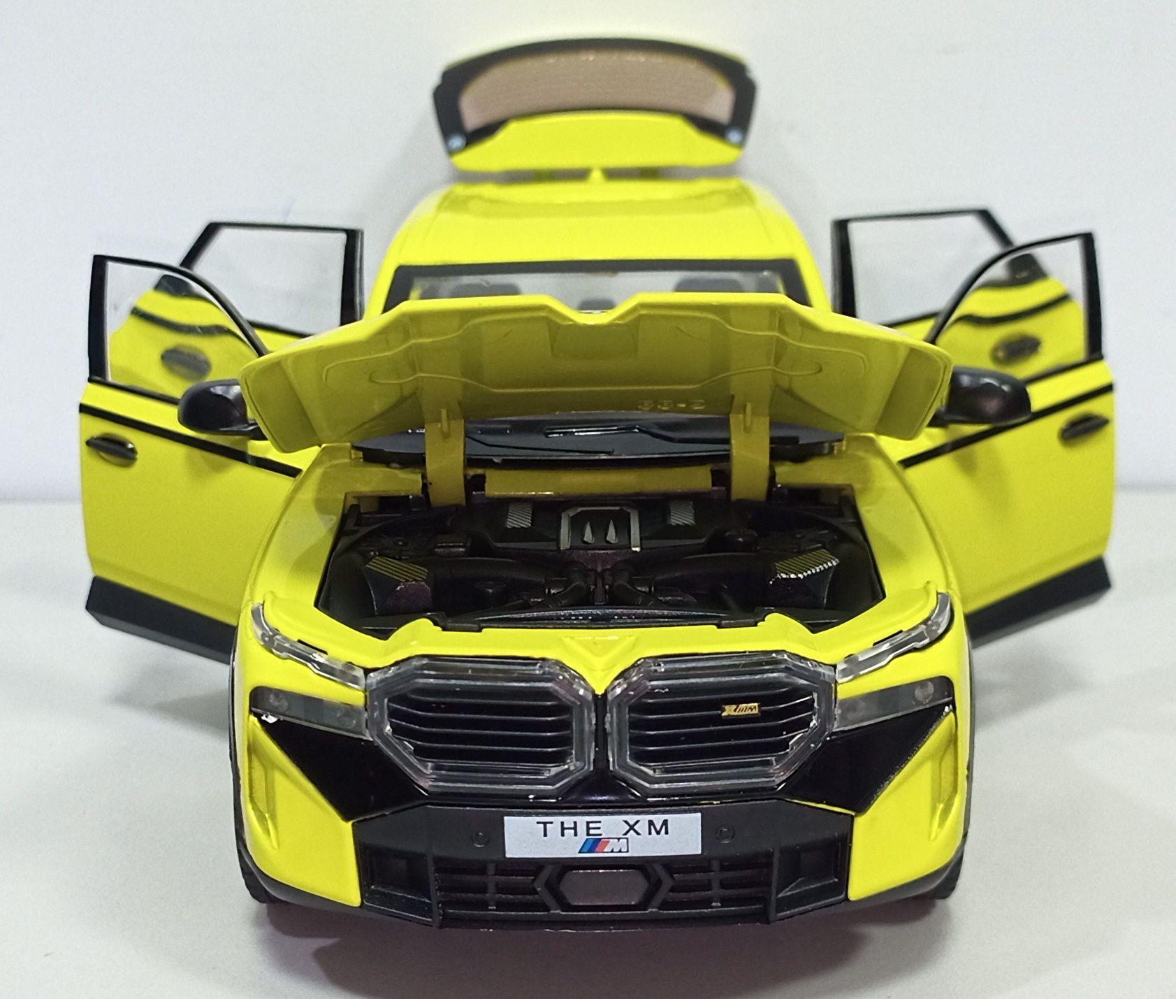 BMW XM модель 1:24 Jinlifang. Металл, звук, свет.