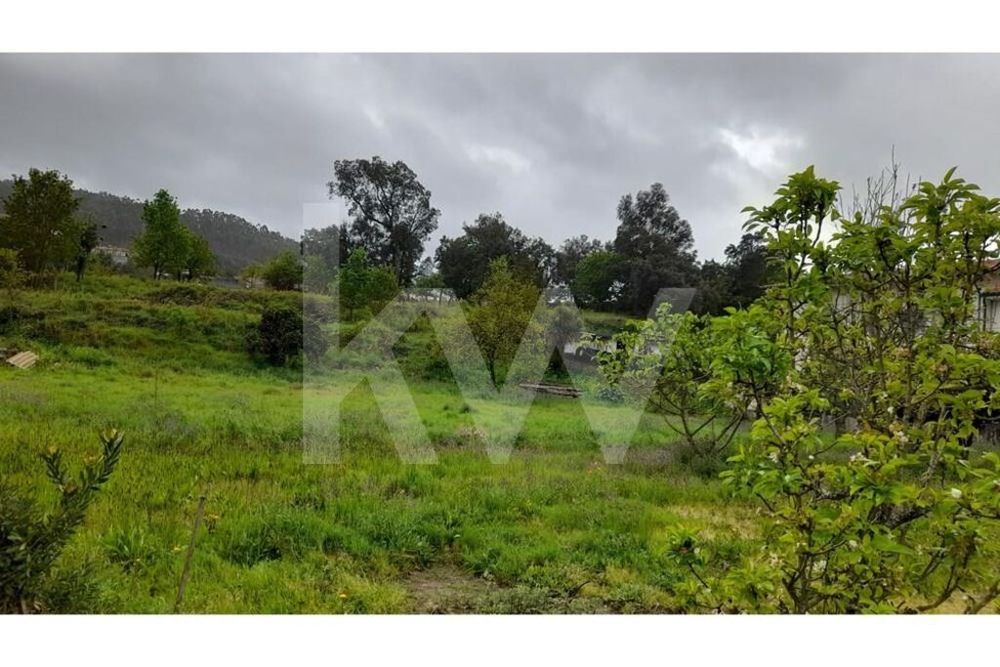 Terreno com possibilidade de  construção moradia de quatro frentes-Reb