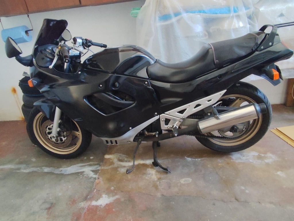 Suzuki 750 ano 1998