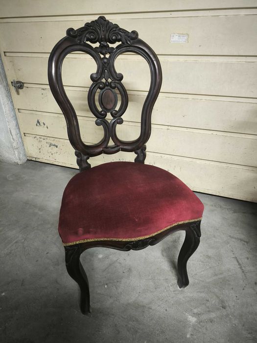 Par de cadeiras em veludo e madeira nobre