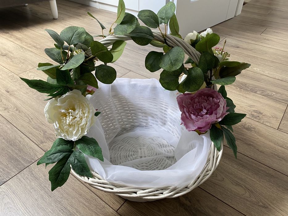 Kosz ślubny biały prezenty cukierki piwonie