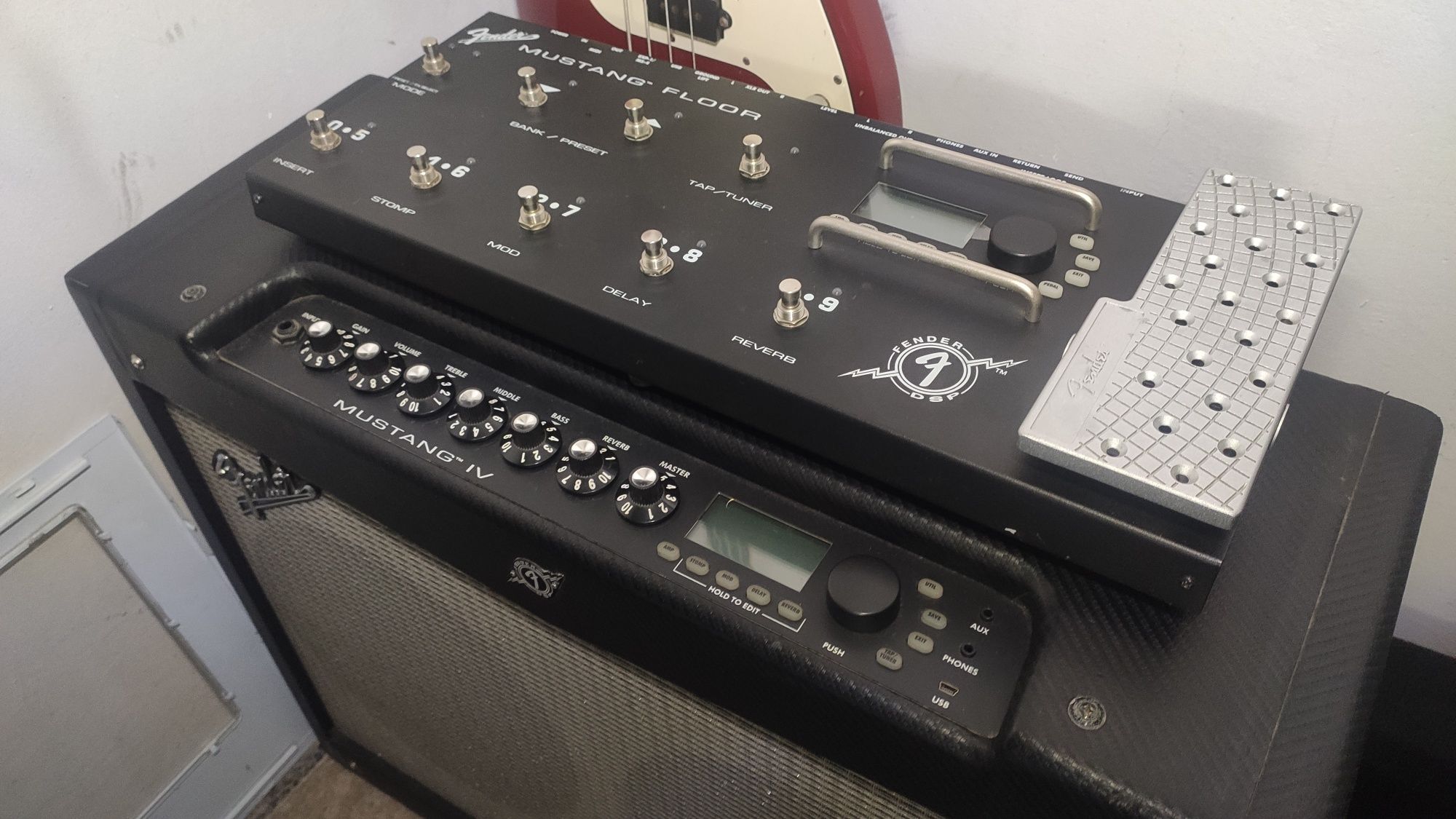 Amplificador Fender Mustang IV + Mustang Floor