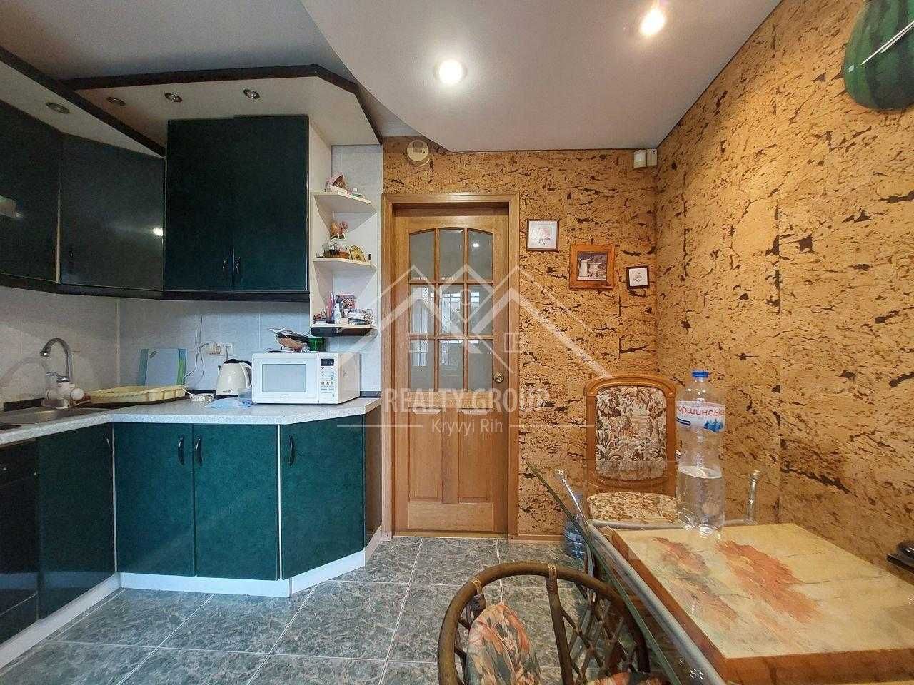 Продаж 4к з меблями та технікою у ЦМ р-ні поряд із парком Мершавцева