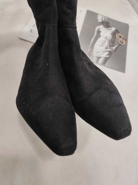 Ботинки ботильйоны черные на каблуке под замш
Essens