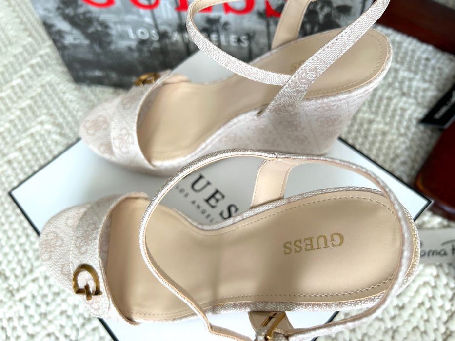 Guess sandaly na koturnie roz 39
