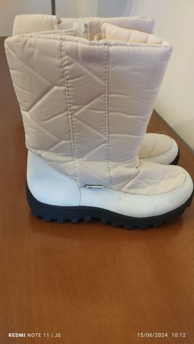 Dois  pares de calçado para venda .