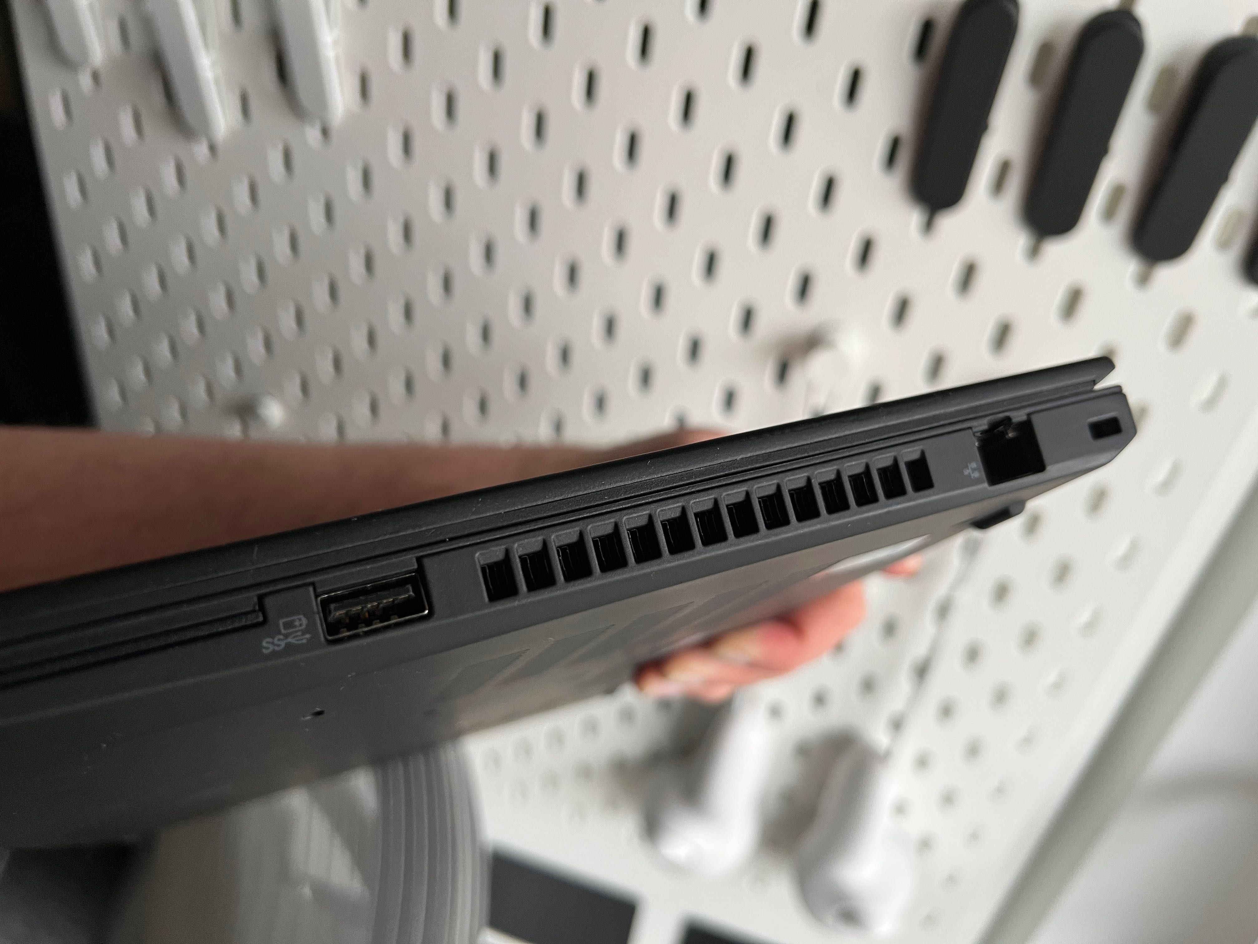 LENOVO THINKPAD T490 / I7-8665U / 32GB RAM / 512 NVME SSD / WIN 10 PRO