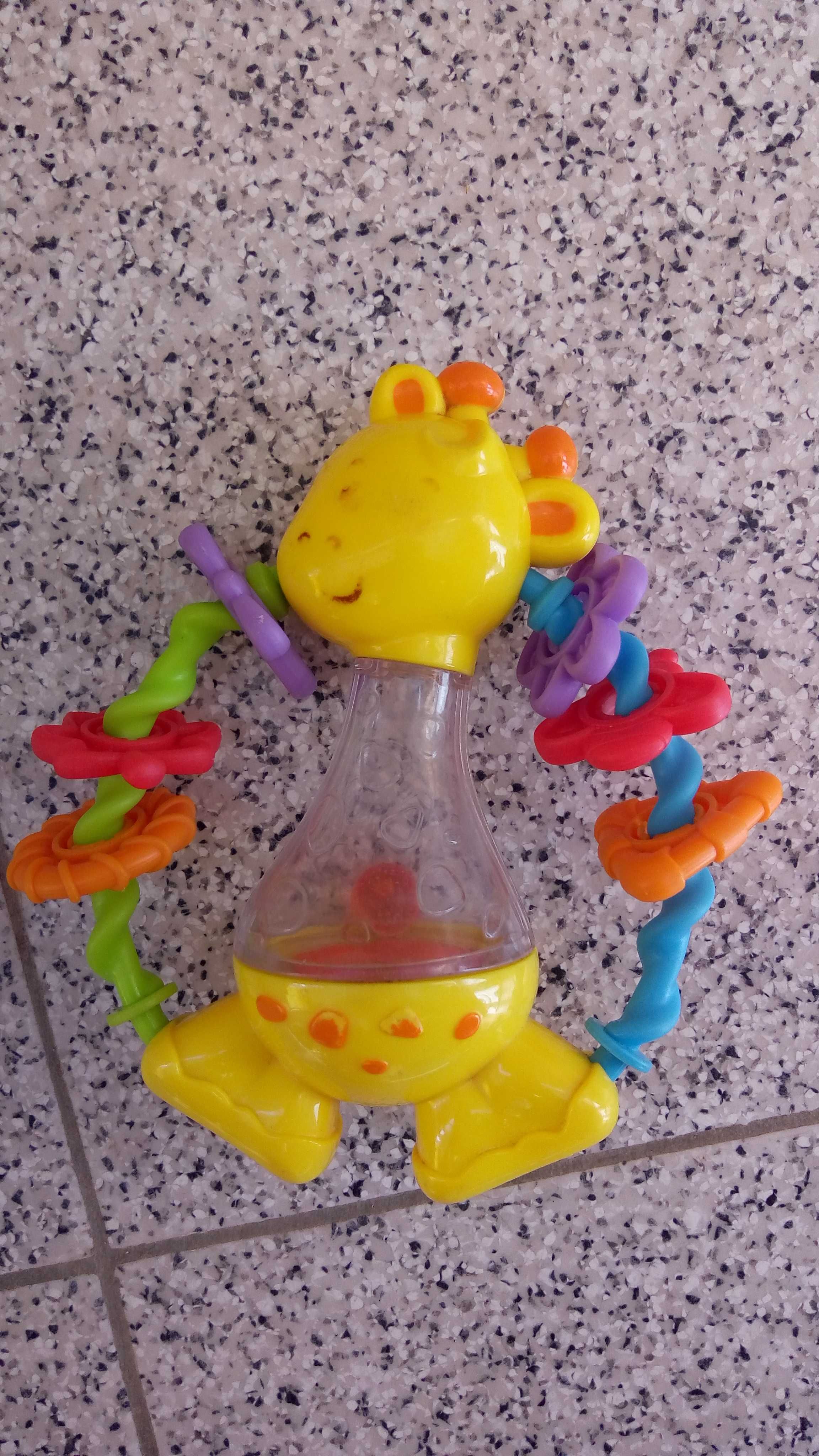 Vários brinquedos para bebé